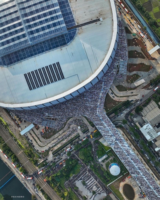 Potret Udara Salat Idulfitri di Jakarta Internasional Stadium