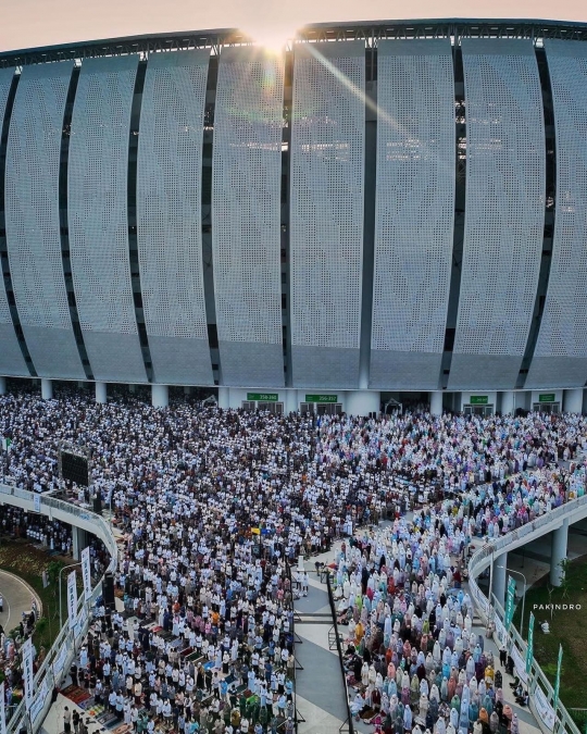 Potret Udara Salat Idulfitri di Jakarta Internasional Stadium