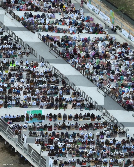 Potret Udara Salat Idulfitri di Jakarta Internasional Stadium