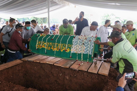 Tangis Keluarga Iringi Pemakaman Artis Senior Mieke Widjadja