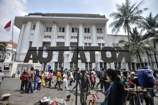 Ribuan Wisatawan Padati Kawasan Kota Tua