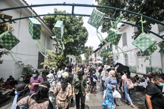 Ribuan Wisatawan Padati Kawasan Kota Tua