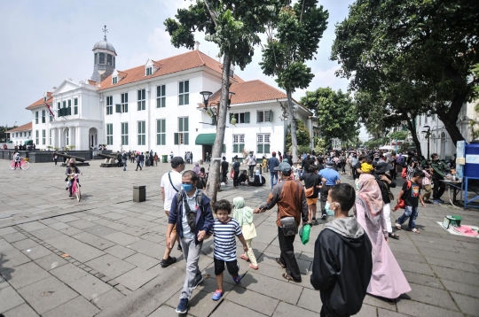 Ribuan Wisatawan Padati Kawasan Kota Tua