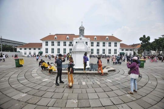 Ribuan Wisatawan Padati Kawasan Kota Tua