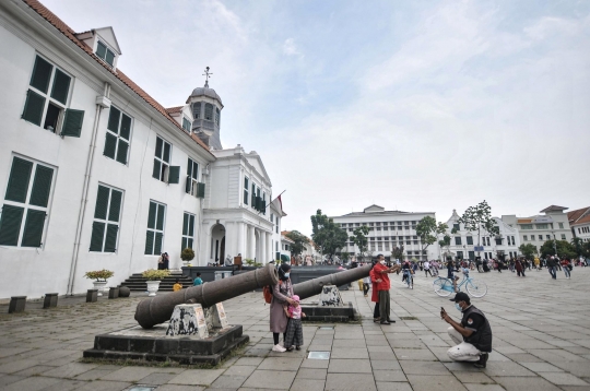 Ribuan Wisatawan Padati Kawasan Kota Tua