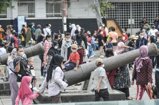 Ribuan Wisatawan Padati Kawasan Kota Tua