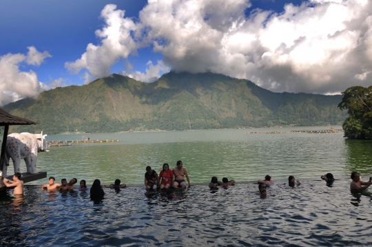 Menikmati Wisata Air Panas di Pinggir Danau Batur