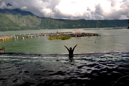 Menikmati Wisata Air Panas di Pinggir Danau Batur