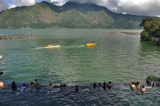 Menikmati Wisata Air Panas di Pinggir Danau Batur