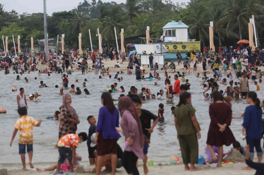 Ramainya Pantai Ancol Saat Libur Lebaran