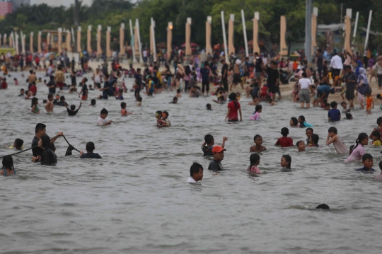 Ramainya Pantai Ancol Saat Libur Lebaran