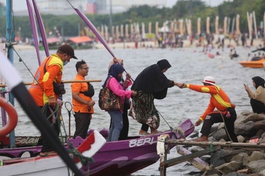 Ramainya Pantai Ancol Saat Libur Lebaran