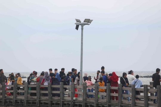 Ramainya Pantai Ancol Saat Libur Lebaran