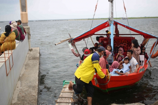 Ramainya Pantai Ancol Saat Libur Lebaran