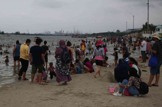 Ramainya Pantai Ancol Saat Libur Lebaran