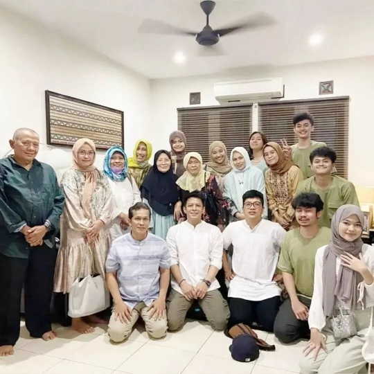 Jarang Tersorot, Ini Potret Keluarga Lengkap Ariel Noah di Bandung