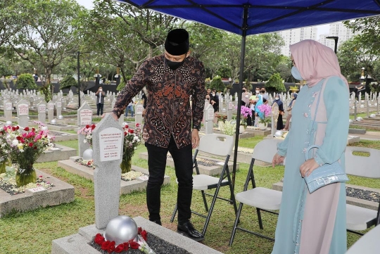 Potret SBY Nyekar ke Makam Ibunda & Bu Ani, Penuh Khidmat & Haru