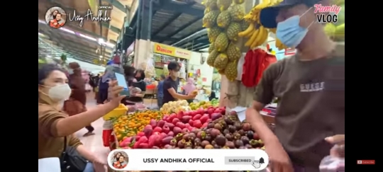 Ditinggal ART Mudik, Intip Potret Ussy Sulistiawaty Sibuk Belanja Sendiri ke Pasar