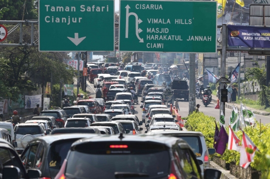 Jalur Puncak Macet Parah, Polisi Kembali Terapkan Sistem One Way