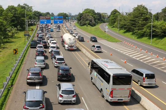 Jalur Puncak Macet Parah, Polisi Kembali Terapkan Sistem One Way