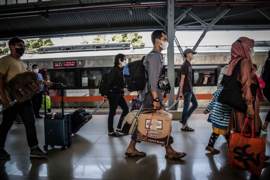 Arus Balik Kereta Jarak Jauh di Stasiun Senen Mulai Berdatangan