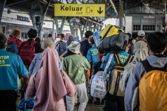 Arus Balik Kereta Jarak Jauh di Stasiun Senen Mulai Berdatangan