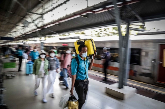 Arus Balik Kereta Jarak Jauh di Stasiun Senen Mulai Berdatangan