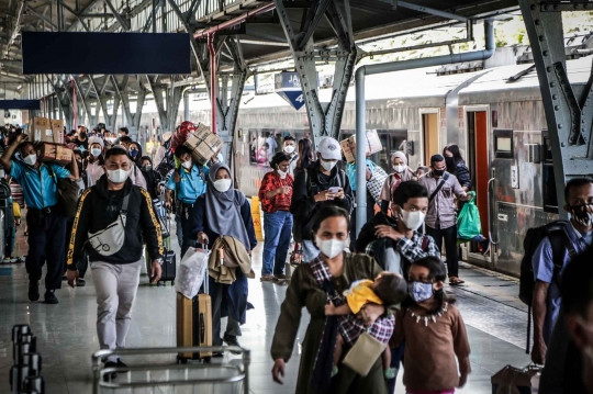 Arus Balik Kereta Jarak Jauh di Stasiun Senen Mulai Berdatangan