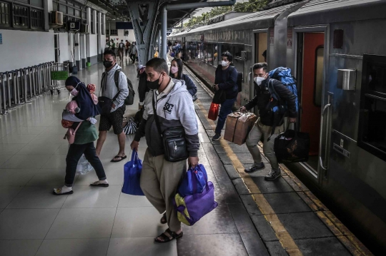 Arus Balik Kereta Jarak Jauh di Stasiun Senen Mulai Berdatangan