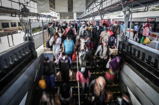 Arus Balik Kereta Jarak Jauh di Stasiun Senen Mulai Berdatangan