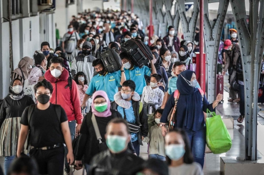 Arus Balik Kereta Jarak Jauh di Stasiun Senen Mulai Berdatangan
