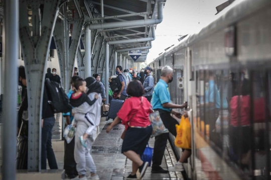 Arus Balik Kereta Jarak Jauh di Stasiun Senen Mulai Berdatangan