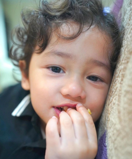 5 Foto Terbaru Saka Anak Ussy & Andhika, Wajahnya Ganteng Disebut Mengalahkan Ayahnya