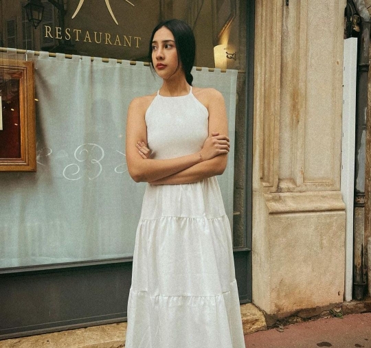 Potret Anya Geraldine Dipuji Cantik Banget saat Tampil Gunakan Dress Backless Putih