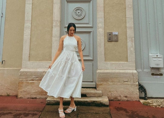Potret Anya Geraldine Dipuji Cantik Banget saat Tampil Gunakan Dress Backless Putih