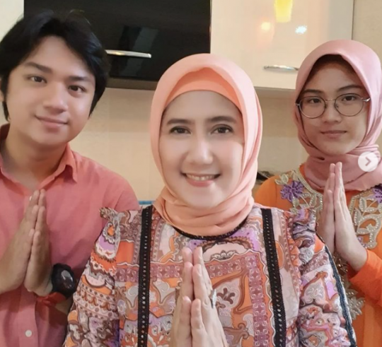 Intip Potret Terbaru Ine Sinthya 'Manis Manja Grup', Cantik dan Awet Muda