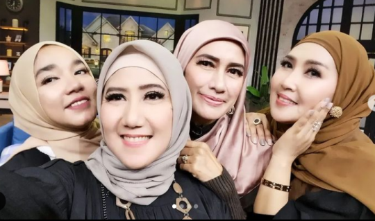 Intip Potret Terbaru Ine Sinthya 'Manis Manja Grup', Cantik dan Awet Muda