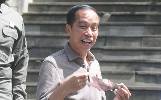Presiden Jokowi Bagi-Bagi Kaos Saat Kunjungi Pura Tirta Empul