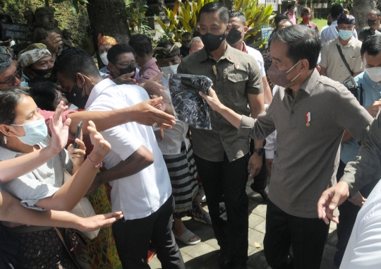 Presiden Jokowi Bagi-Bagi Kaos Saat Kunjungi Pura Tirta Empul