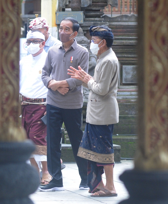 Presiden Jokowi Bagi-Bagi Kaos Saat Kunjungi Pura Tirta Empul