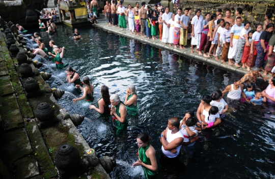 Antusiasme Wisatawan Melukat di Pura Tirta Empul