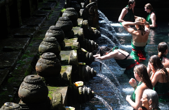 Antusiasme Wisatawan Melukat di Pura Tirta Empul