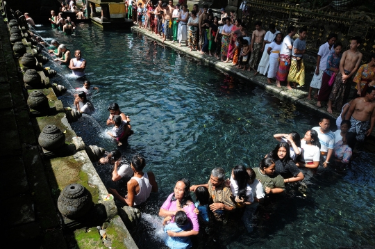 Antusiasme Wisatawan Melukat di Pura Tirta Empul