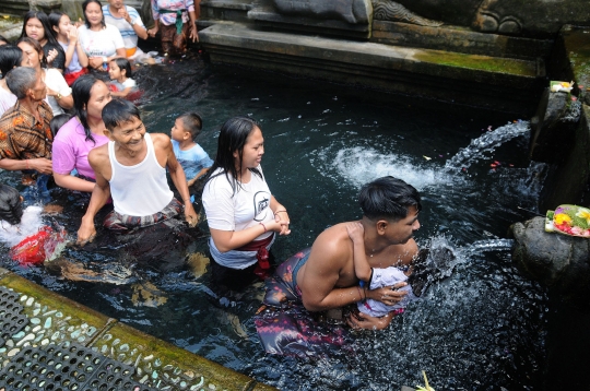 Antusiasme Wisatawan Melukat di Pura Tirta Empul