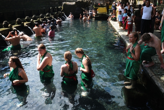 Antusiasme Wisatawan Melukat di Pura Tirta Empul