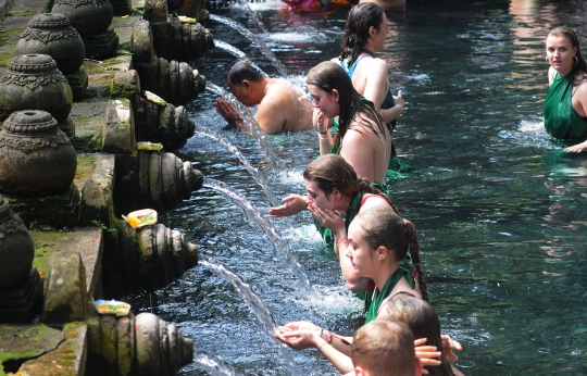 Antusiasme Wisatawan Melukat di Pura Tirta Empul