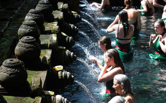 Antusiasme Wisatawan Melukat di Pura Tirta Empul