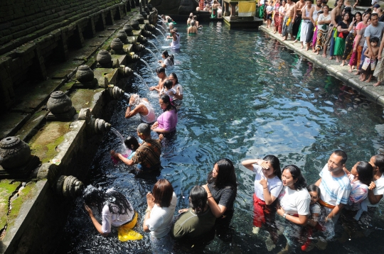 Antusiasme Wisatawan Melukat di Pura Tirta Empul