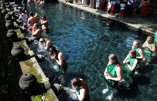 Antusiasme Wisatawan Melukat di Pura Tirta Empul