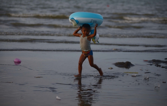 Ribuan Wisatawan Serbu Pantai Tanjung Pakis Karawang